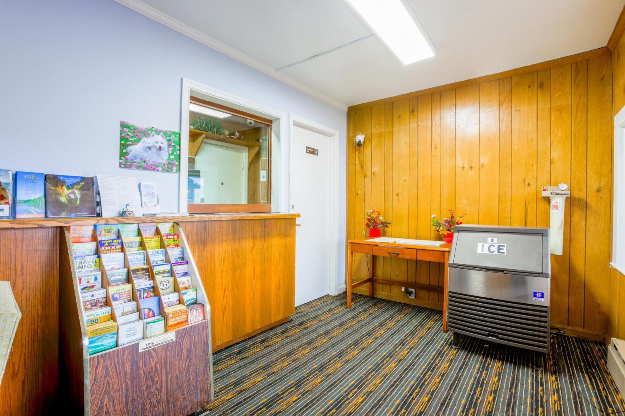 Relax Inn By Oyo Natural Bridge I-81 Buitenkant foto
